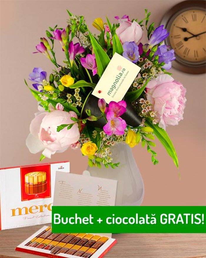Buchet cu bujori, frezii şi ciocolată – imaginea 1