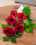 Red roses adorned with aralia and eucalyptus – imaginea 1