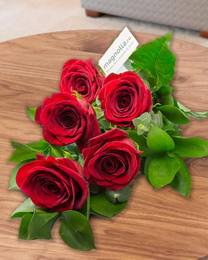 Red roses adorned with aralia and eucalyptus – imaginea 1