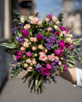 Buchet cu trandafiri ramificati, frezii si lalele – imaginea 3