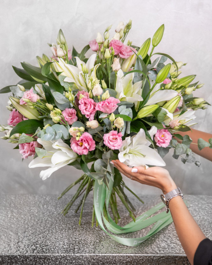 Buchet de lux cu crini şi eustoma – imaginea 3