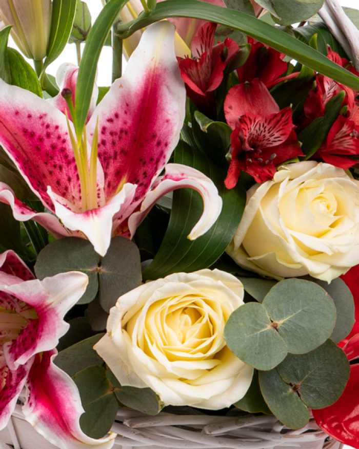 Flowers, chocolate and champagne basket – imaginea 2