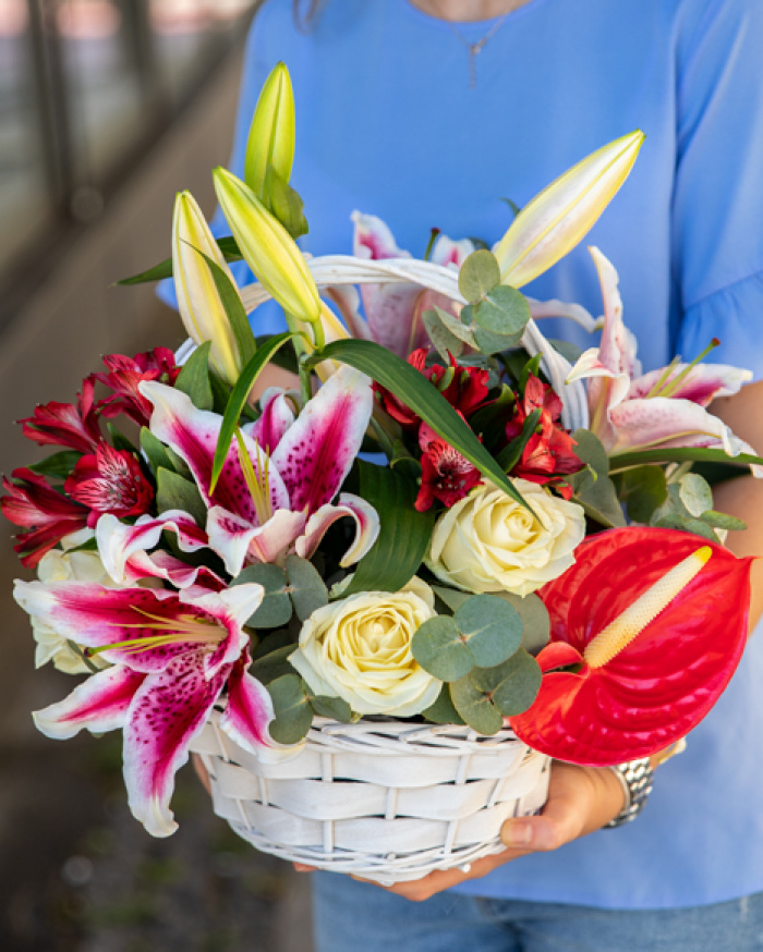 Flowers, chocolate and champagne basket – imaginea 3