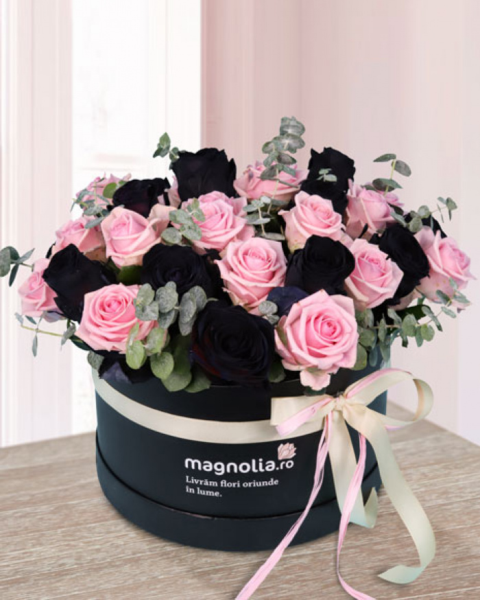Box arrangement of pink and black roses – imaginea 1