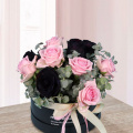 Aranjament în cutie cu trandafiri roz şi negri