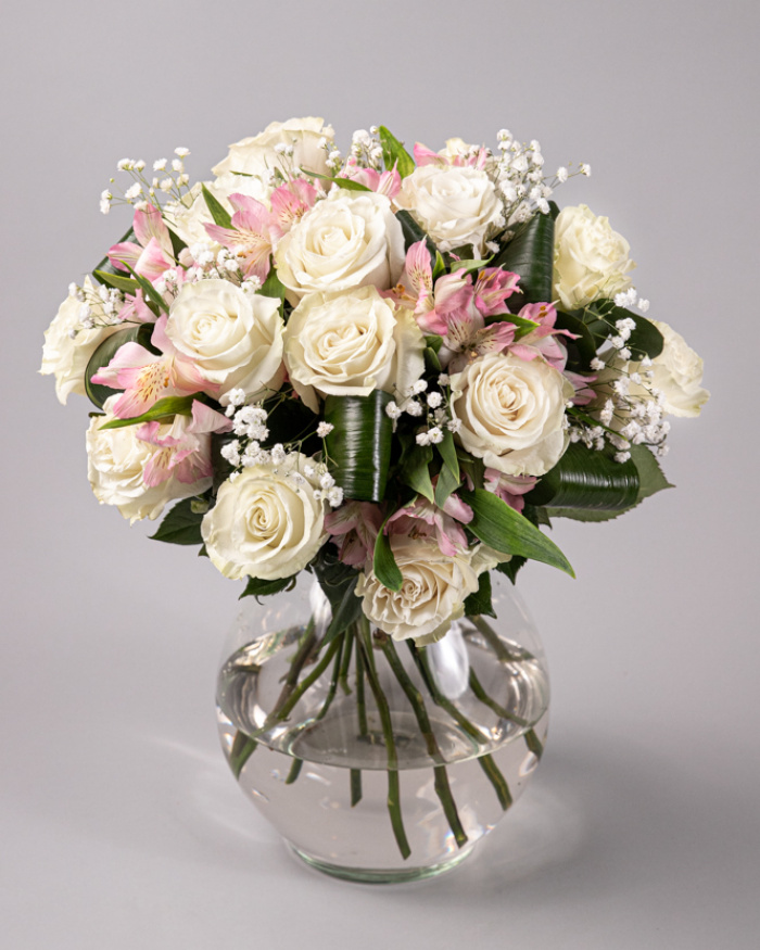 Bouquet of 15 white roses – the image 1