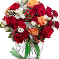 Buchet trandafiri şi hypericum