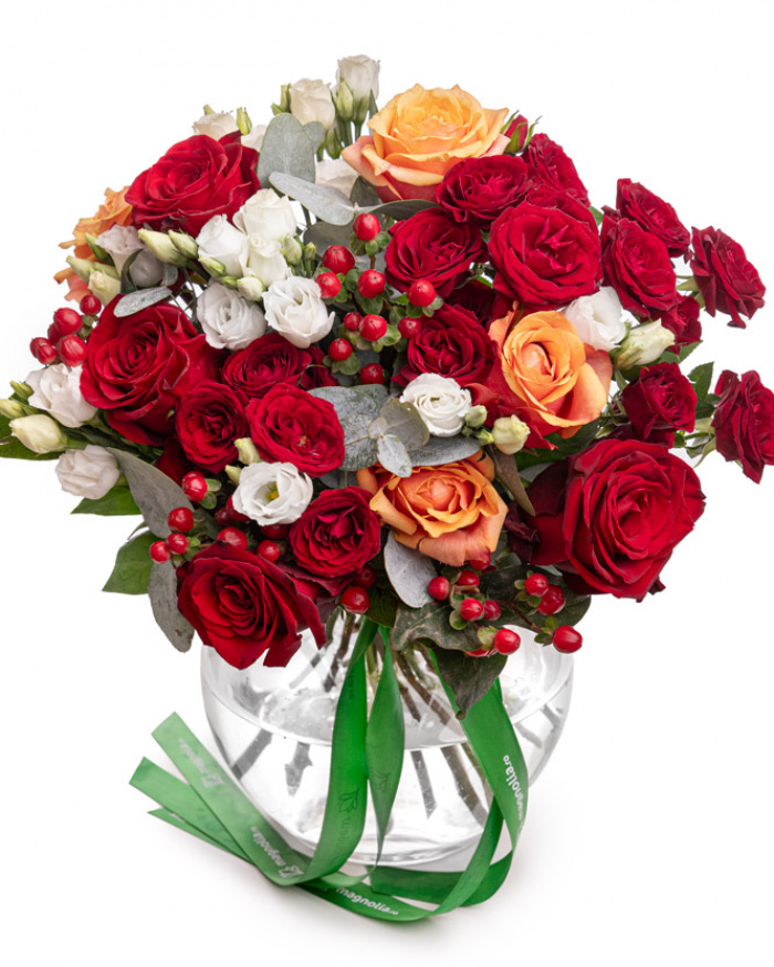 Roses and hypericum bouquet – imaginea 1