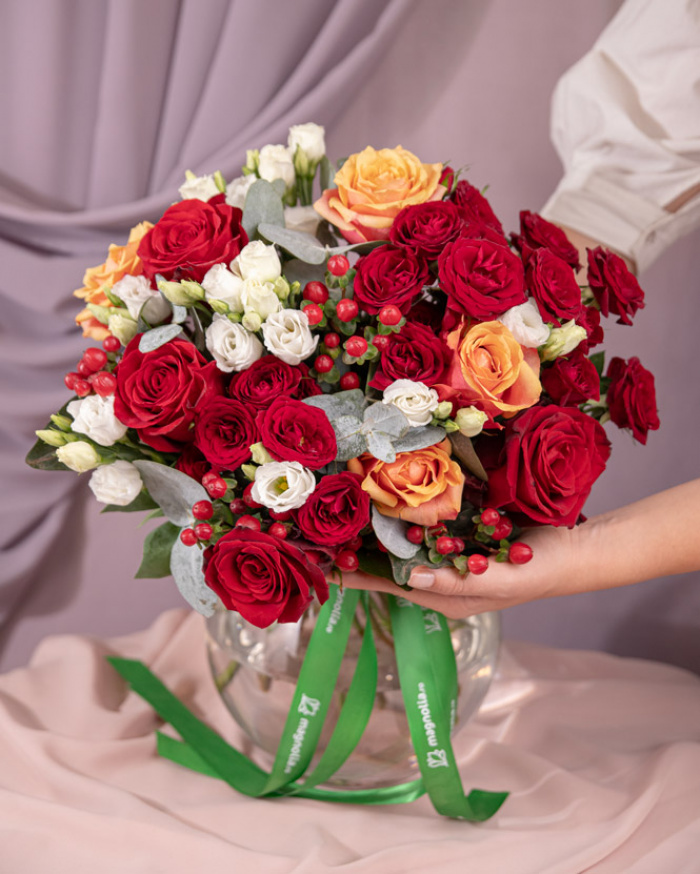 Roses and hypericum bouquet – imaginea 3