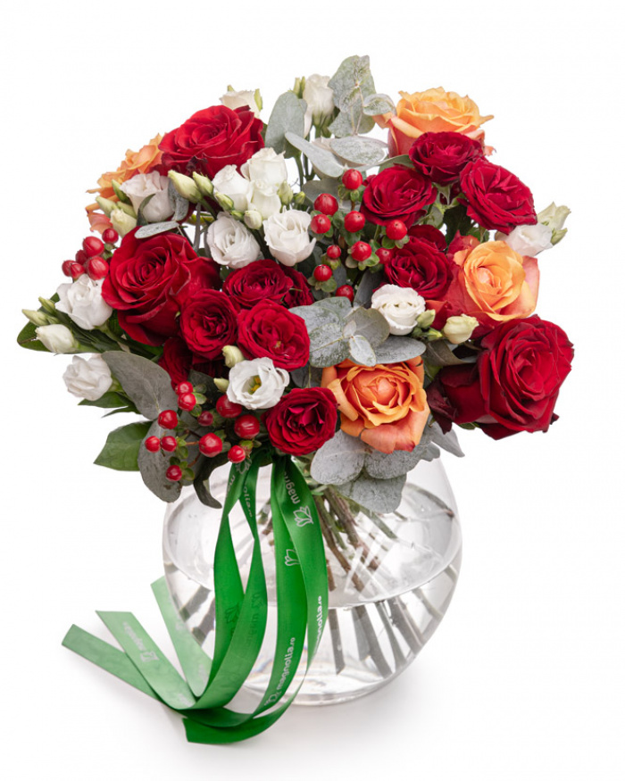 Roses and hypericum bouquet – the image 1