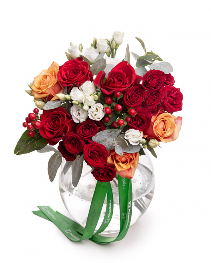 Roses and hypericum bouquet – the image 1