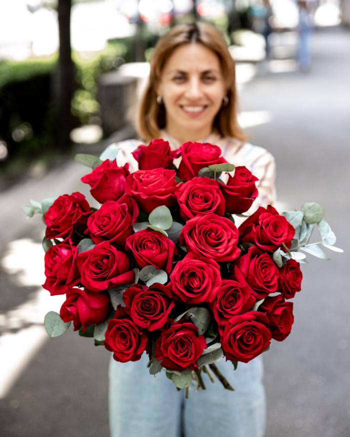 Buchet clasic cu trandafiri rosii – imaginea 3