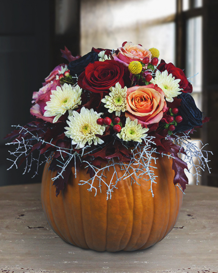 Halloween pumpkin with black roses – imaginea 1