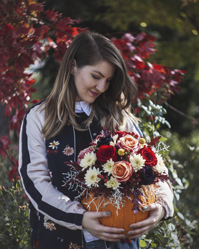 Halloween pumpkin with black roses – imaginea 2