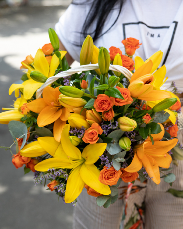 Basket with asian lilies – imaginea 3
