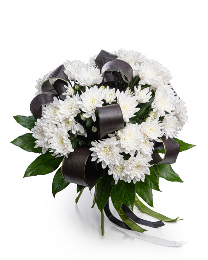 Funeral bouquet of white flowers – the image 1