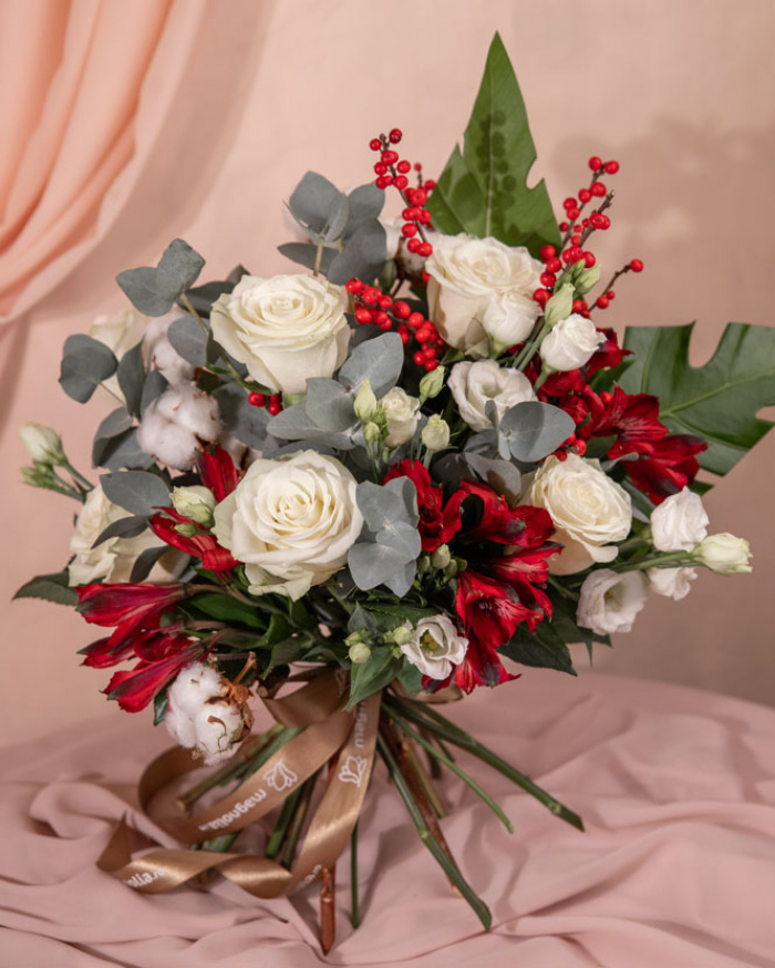 Buchet de iarnă cu eustoma și trandafiri – imaginea 3