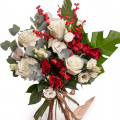 Buchet de iarnă cu eustoma și trandafiri