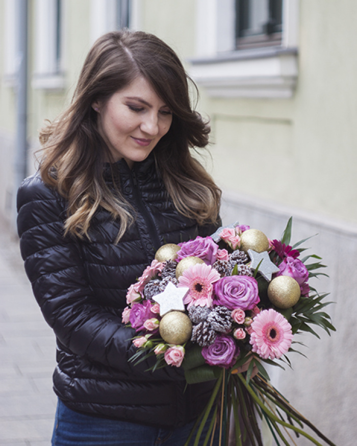Buchet trandafiri roz si accesorii – imaginea 2