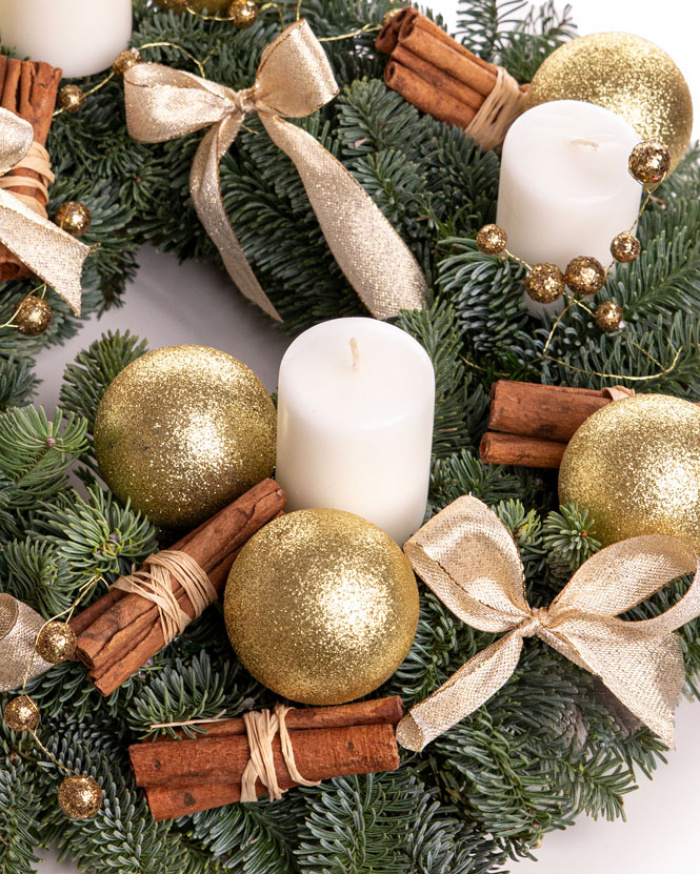 Christmas wreath with ornaments – imaginea 2