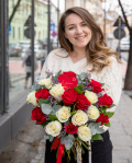 White and red roses bouquet – imaginea 3