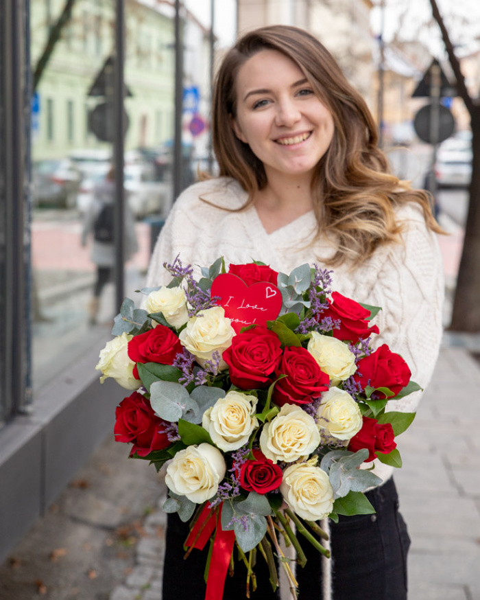 White and red roses bouquet – imaginea 3