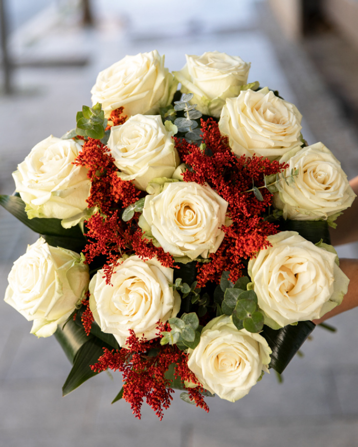 Buchet cu trandafiri albi și solidago – imaginea 3