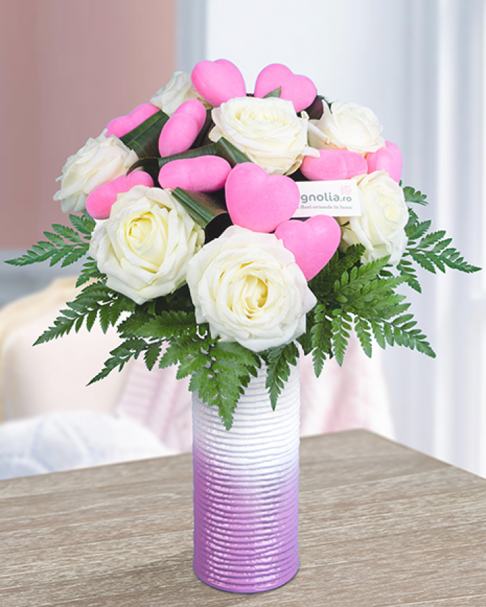 Buchet cu trandafiri albi si inimioare – imaginea 1