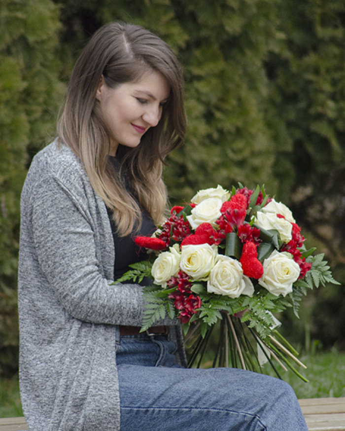 Buchet trandafiri albi si alstroemeria – imaginea 2