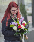 Buchet orhidee si trandafiri albi