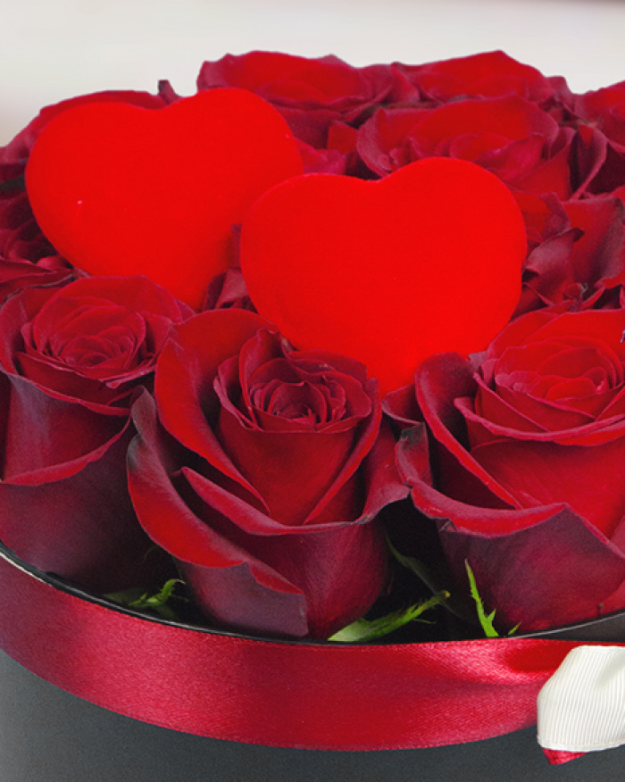 Box with red roses and hearts – imaginea 2