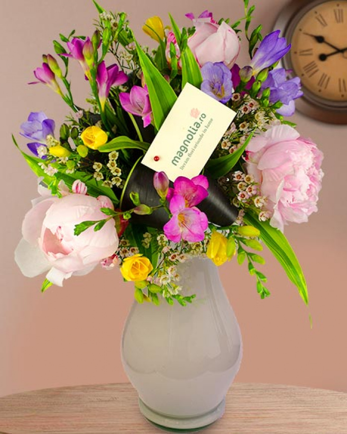 Buchet cu bujori si frezii – imaginea 1