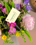 Buchet cu bujori si frezii – imaginea 2