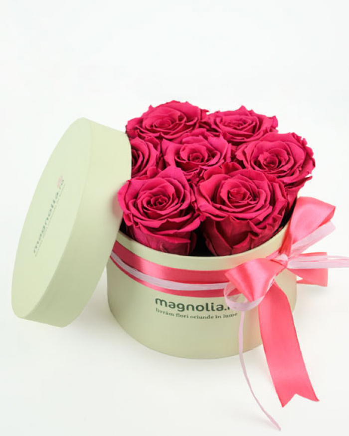 Box with pink preserved roses and champagne – imaginea 2