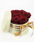 Box with 7 preserved roses and pralines