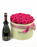 Box with preserved roses and sparkling wine – the image 1