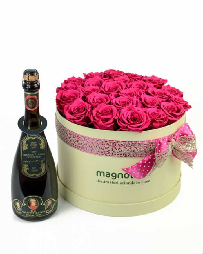 Box with preserved roses and sparkling wine – the image 1
