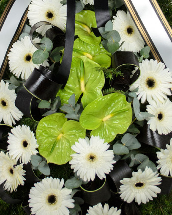 Funeral wreath with gerbera and anthurium – imaginea 2