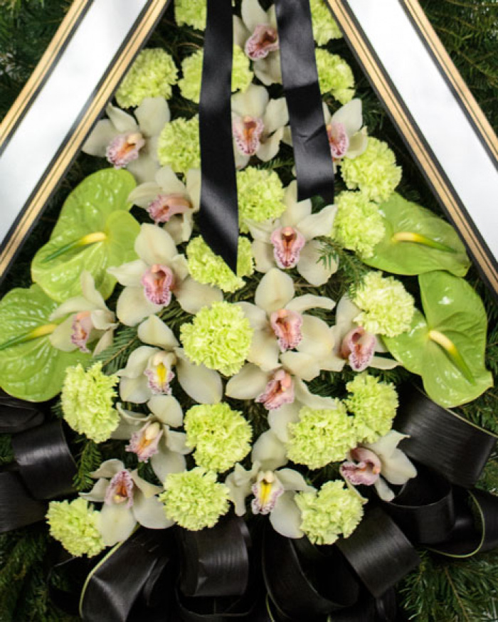 Coroana funerara cu orhidee si garoafe – imaginea 2