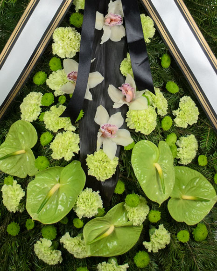 Coroana funerara cu garoafe