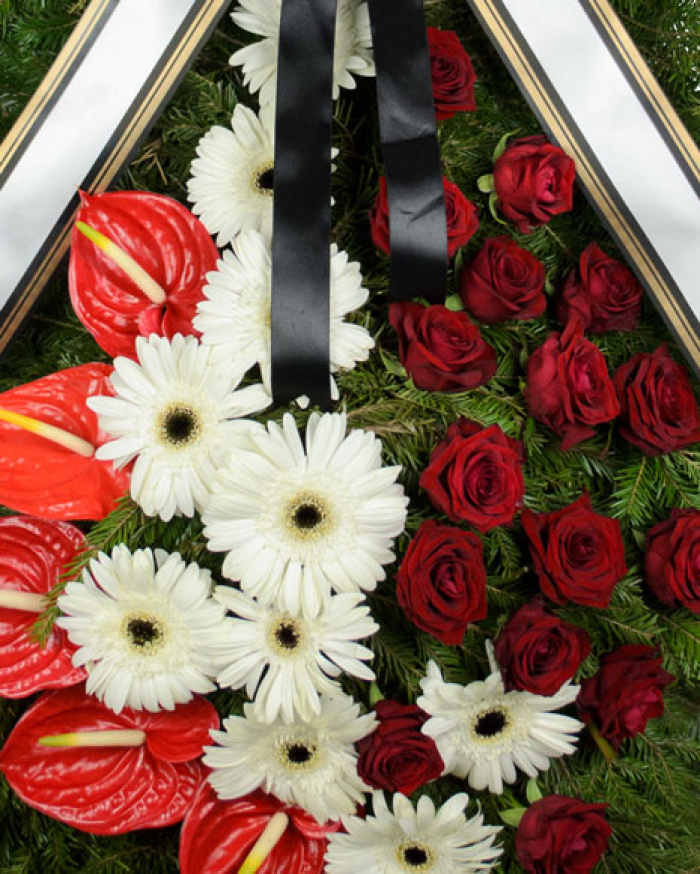 Funeral wreath with gerberas and roses – imaginea 2