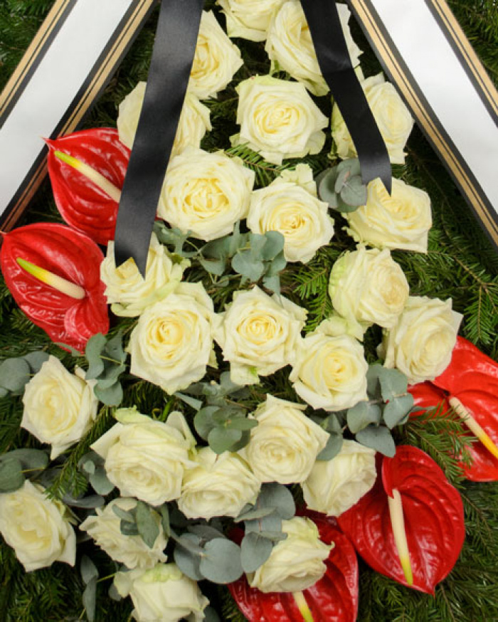 Coroana funerara cu anthurium rosu – imaginea 2