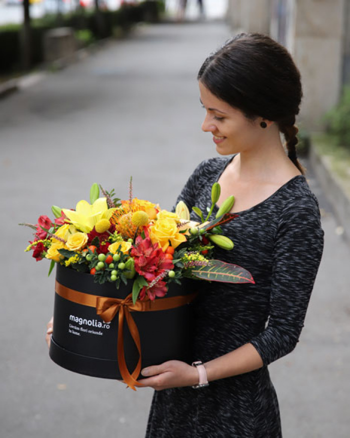 Box with mixed flowers – imaginea 3