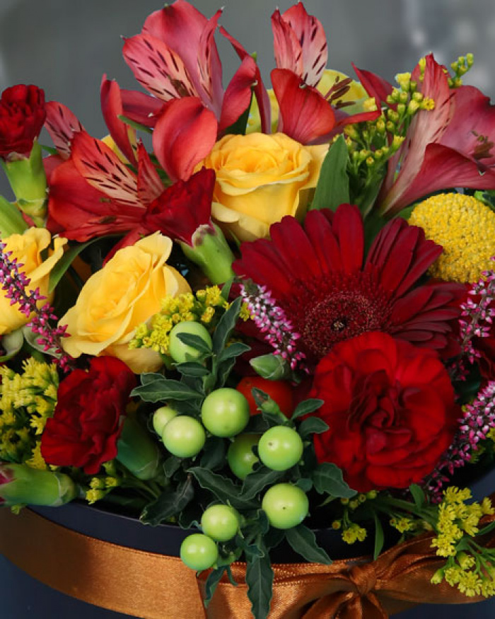 Box with mixed flowers – the image 2