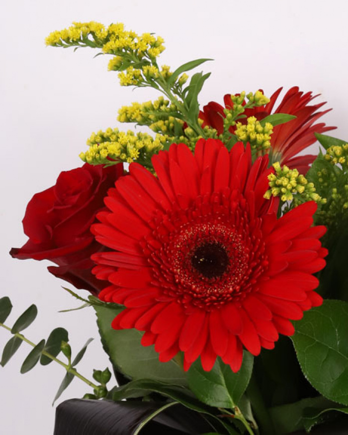 Buchet cu flori rosii – imaginea 2