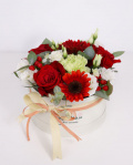 Box with roses and hypericum – imaginea 1