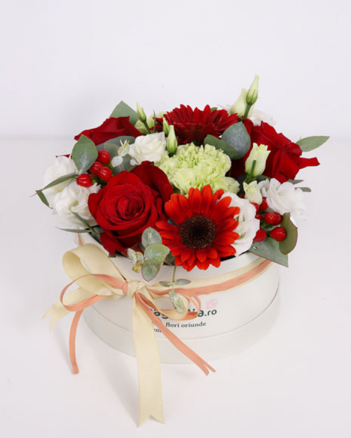 Box with roses and hypericum – imaginea 1