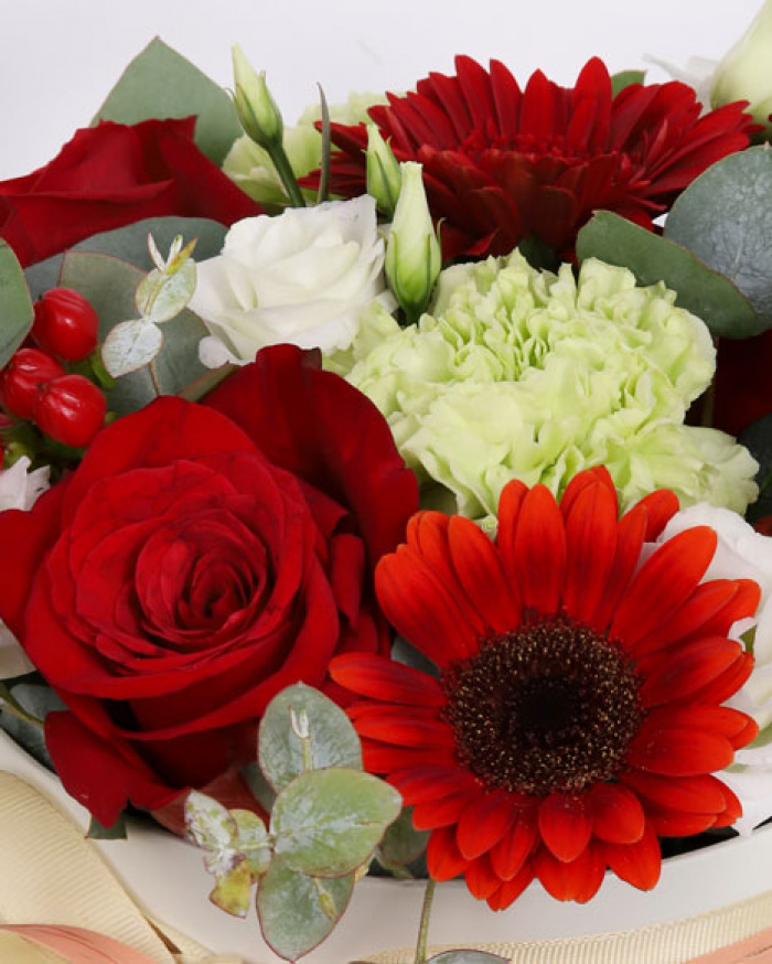 Box with roses and hypericum – imaginea 2
