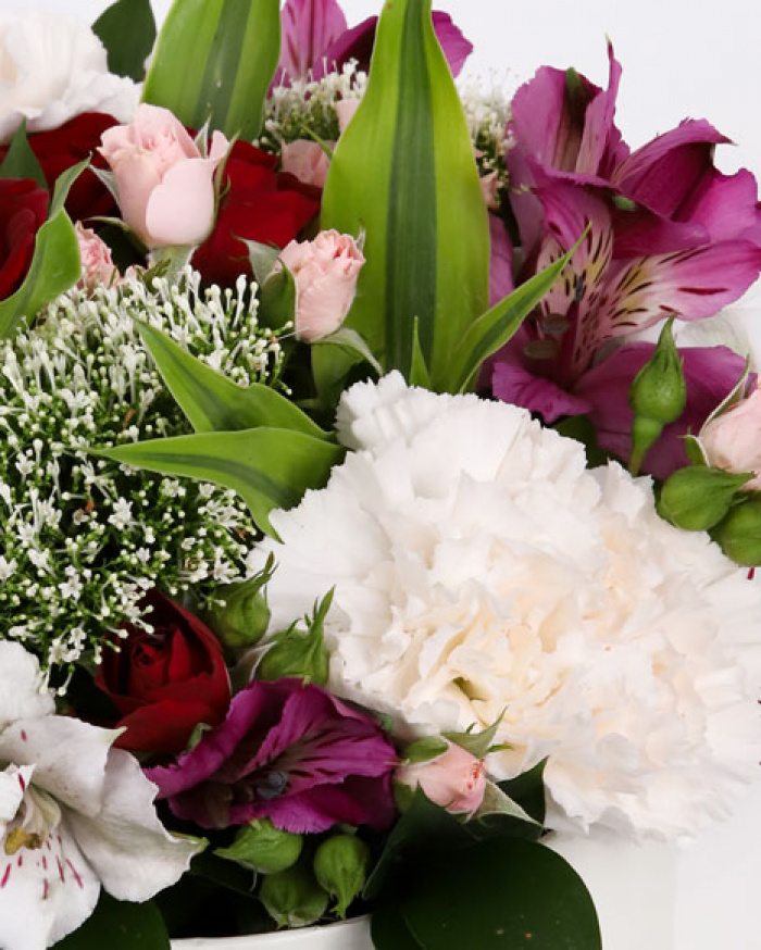 Box with miniroses and carnations – imaginea 2