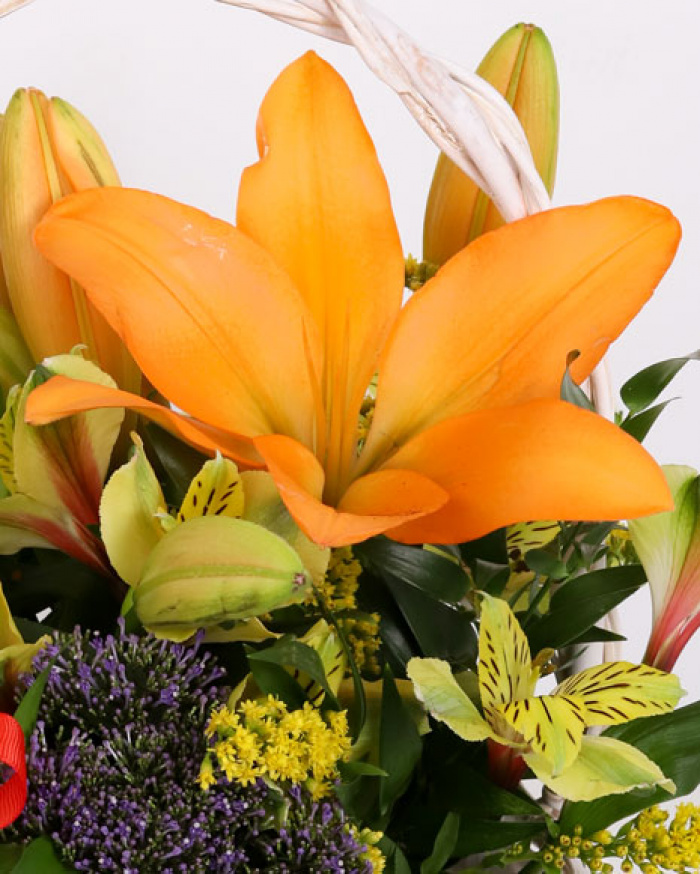Basket with orange lilies – imaginea 2